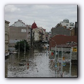 Вдалеке, под мостом, видна лодка спасателей