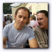 А это, собственно, Ленчик - который с тех пор, как уехал из Праги здорово изменился - женился, начал программировать на перле и поставил Linux на домашний desktop :-)