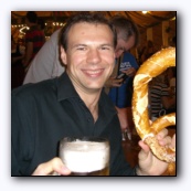 На Oktoberfest все большое :-) Пиво - по литру, прецлик - на полкило