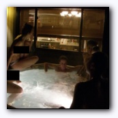 Ночное купание в hot tub