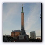 Монумент свободы, или "жена полковника" (держит три звезды)