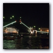 Разводят Дворцовый мост.